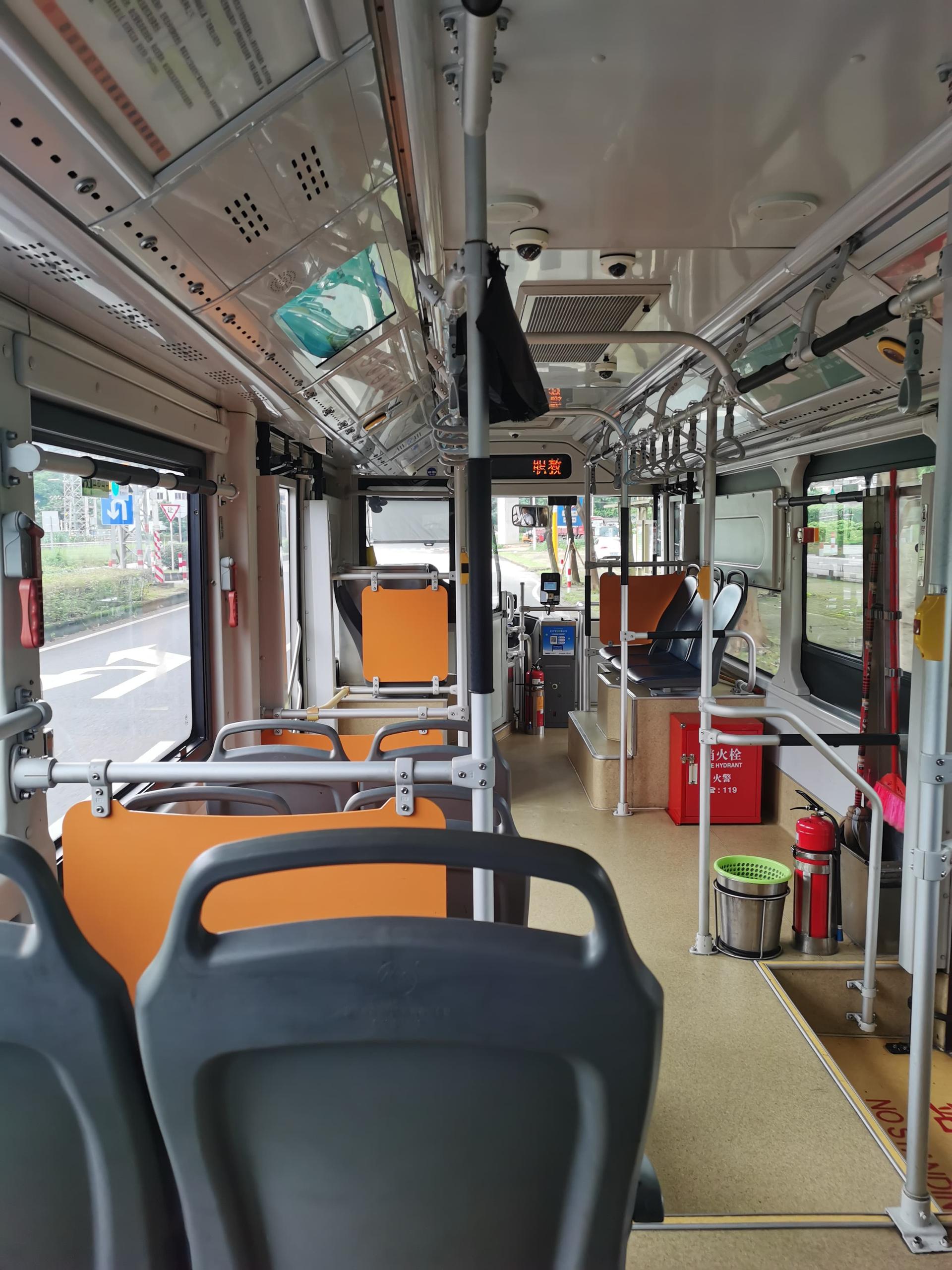 公交车内外对比 公交车内外对比